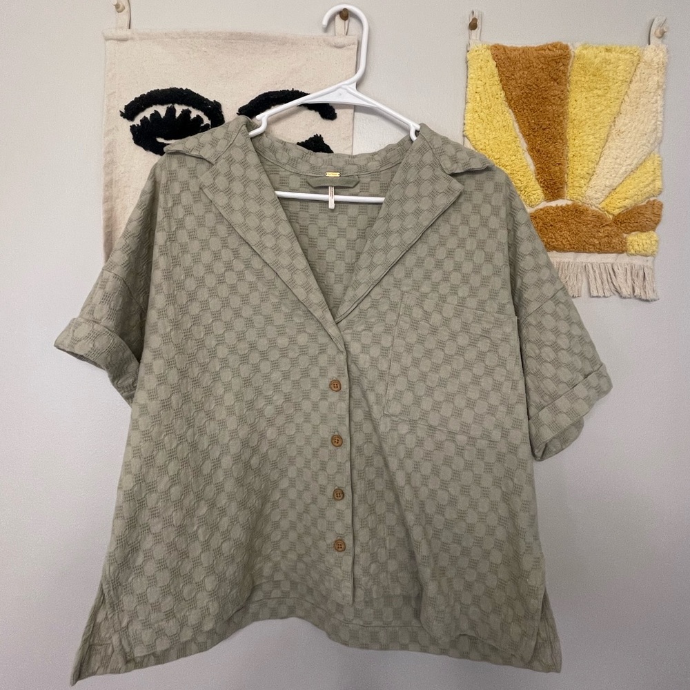 Free People boxy button down top. Size XS, fits oversized. Condition like new.